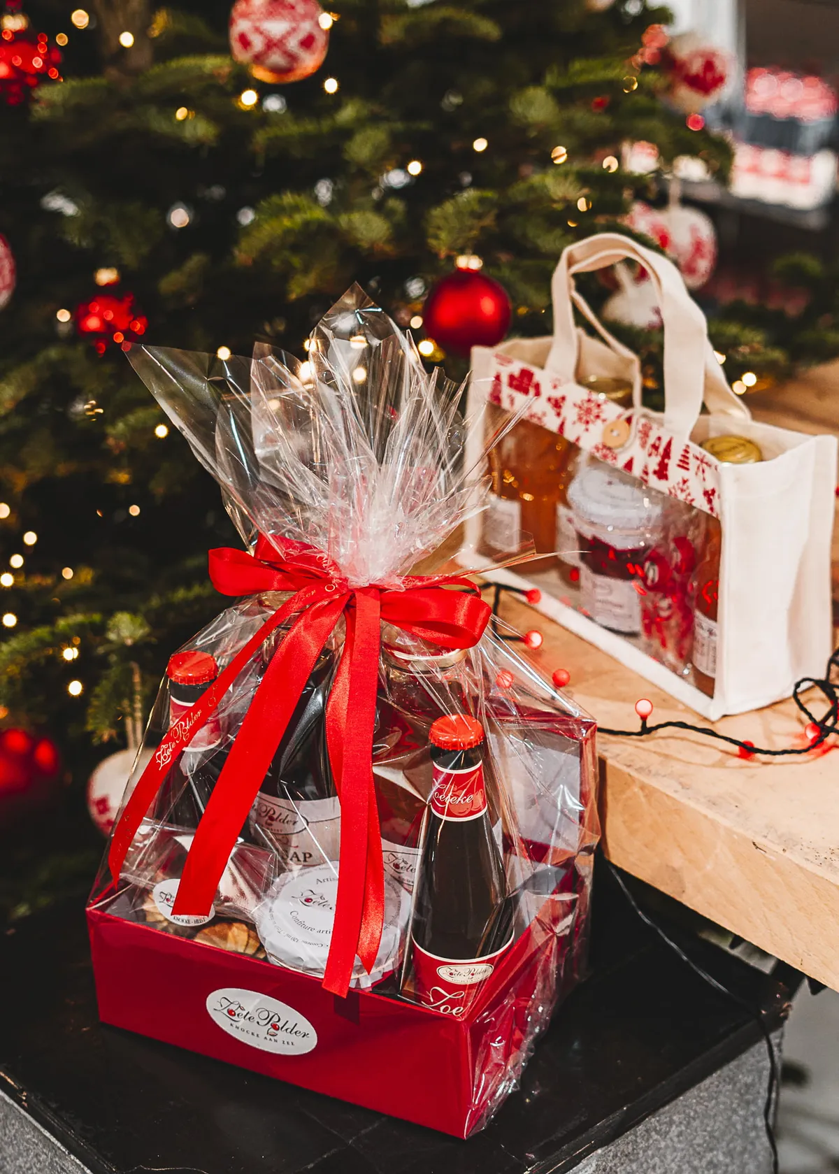Geschenkmand van Zoete Polder onder de kerstboom